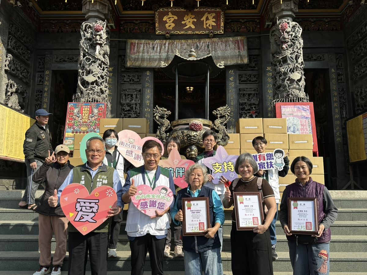 議長邱莉莉-南廠保安宮等各界歲末送暖南家扶,捐助逾千公斤刀削麵
