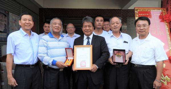 張世賢議員獲三等內政獎章  郭信良議長代為頒發
