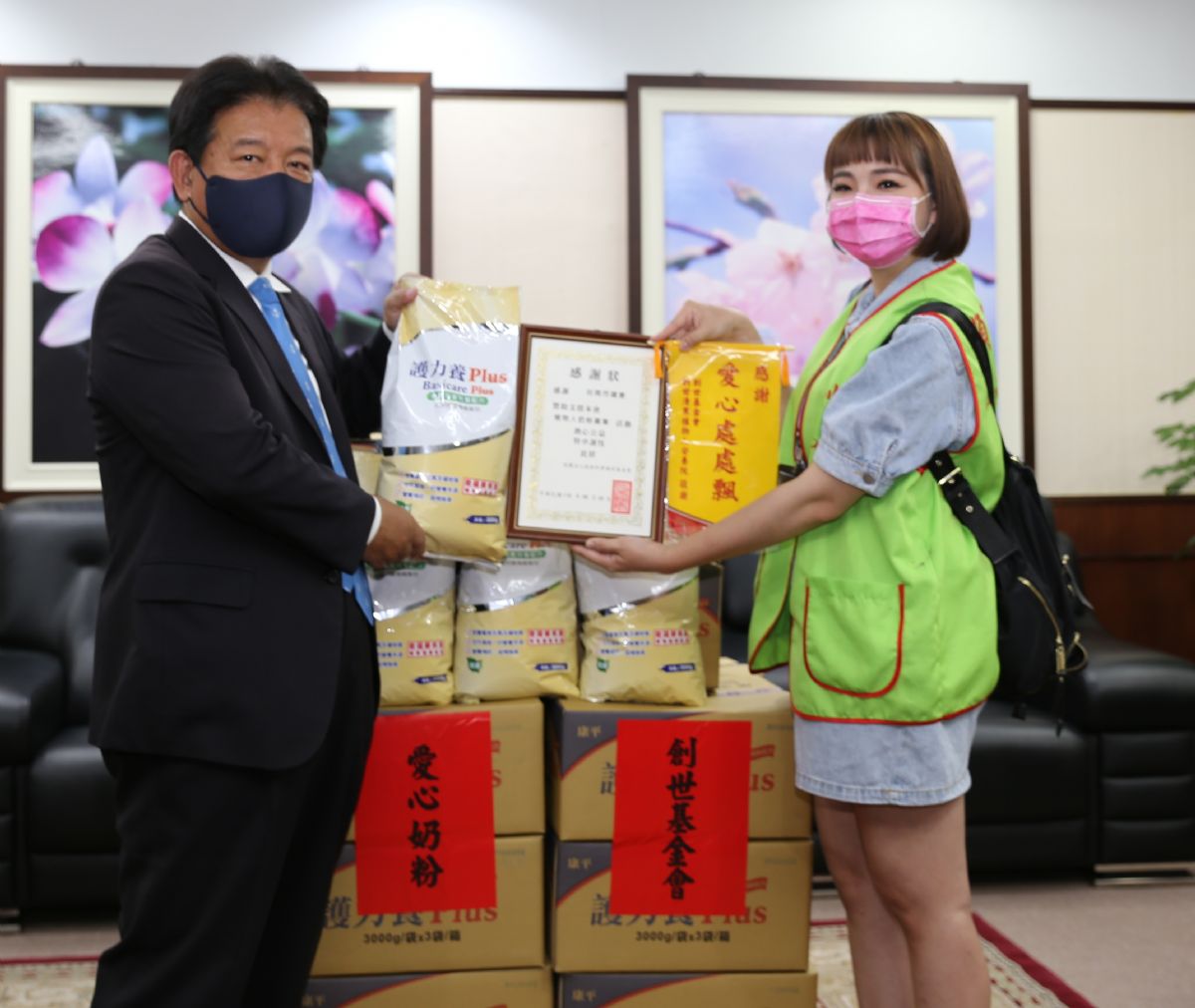 南市議會捐普渡愛心奶粉  創世基金會贈感謝狀
