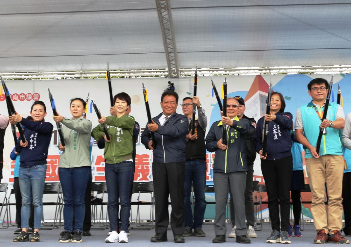 郭信良議長親操槍  為全國學生儀隊競賽揭序幕