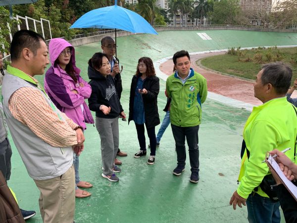 教育委員會勘查體育公園自由車競速場，要求市府儘速編列經費改善