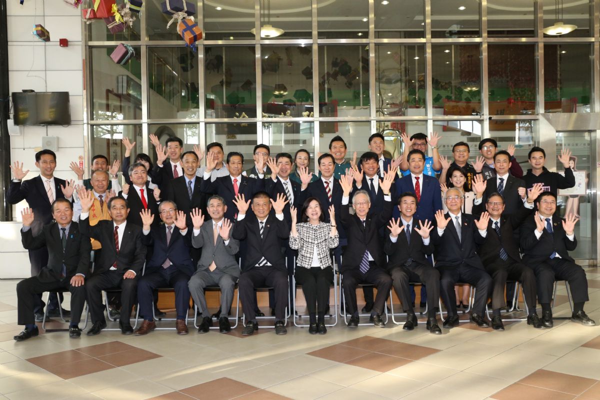日本佐賀縣議會參訪團與本會議員合照
