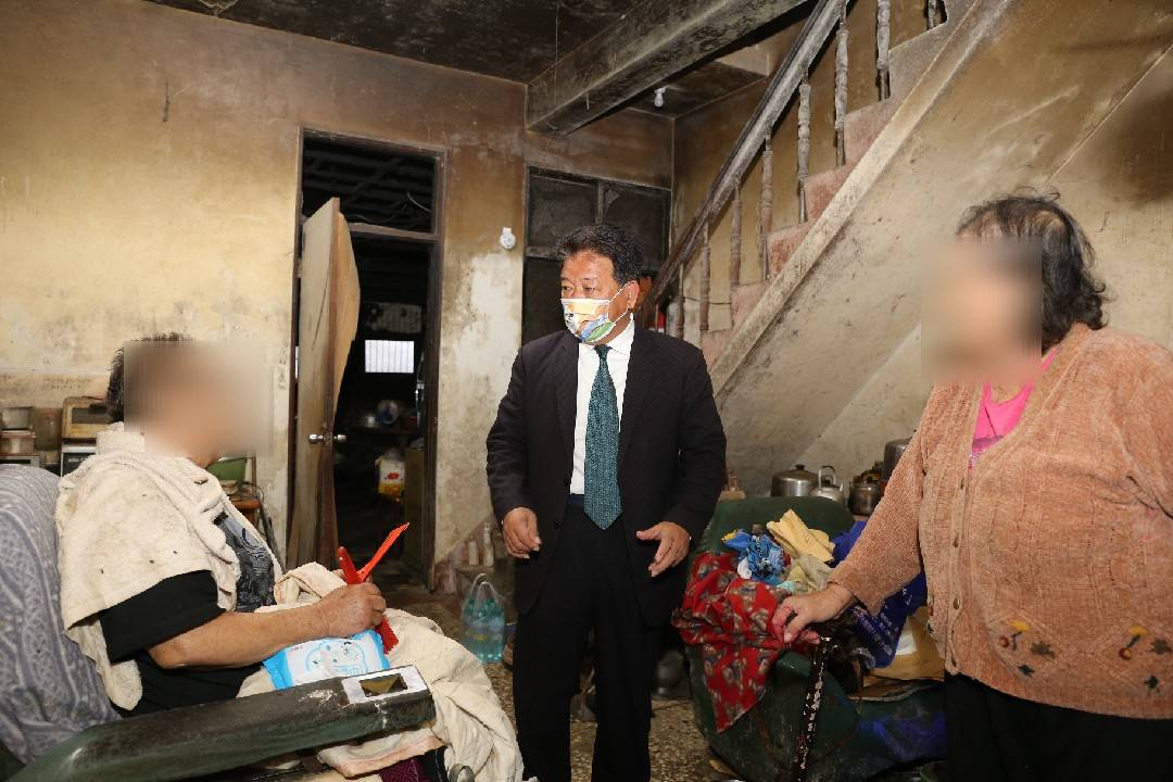 學甲區中風長者無床可睡 南市議會慰問