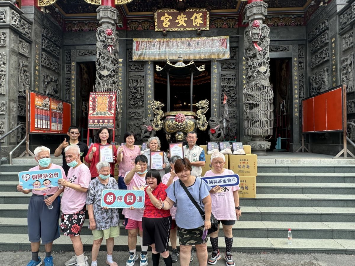 議長邱莉莉-南廠保安宮及議長服務處結合善眾，捐米麵關懷弱勢