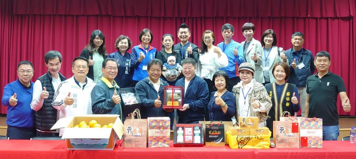 於花蓮縣議會合影留念