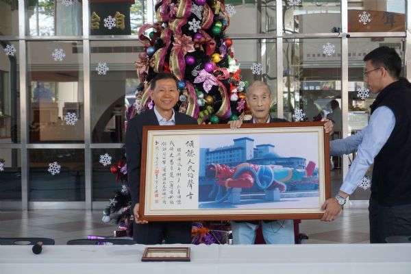 	杜龍一捐贈攝影作品予南市議會