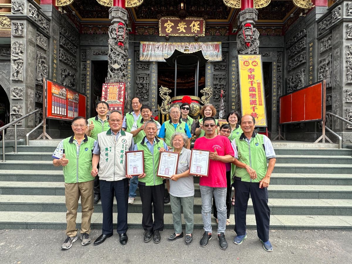 議長邱莉莉-廟宇信眾和民代合捐一批米麵板凳給南市觀護協會扶助少年