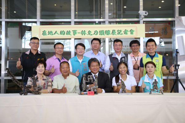 林允力鐵雕作品在議會展出  郭信良議長讚栩栩如生