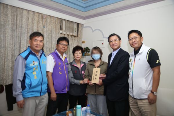 關懷慰問關廟區蘇姓貧困婦人