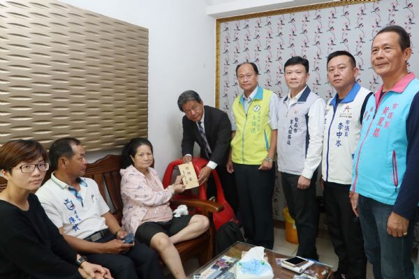 南市議會慰問猝死少校遺孀
