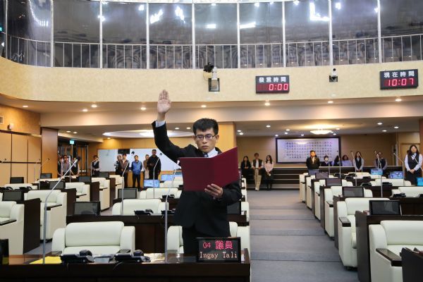 Ingay Tali穎艾達利議員8日以原住民語宣讀誓詞完成就職