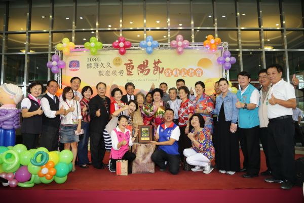 關懷久久  臺南市府會首長共同為百歲長者慶重陽