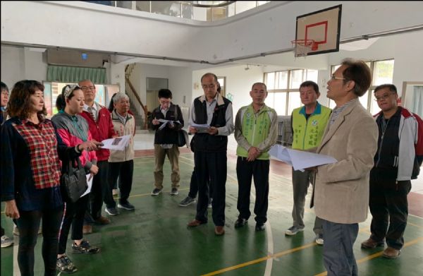 教育委員會現勘新民及南梓國小 要求教育局盡速補助修繕