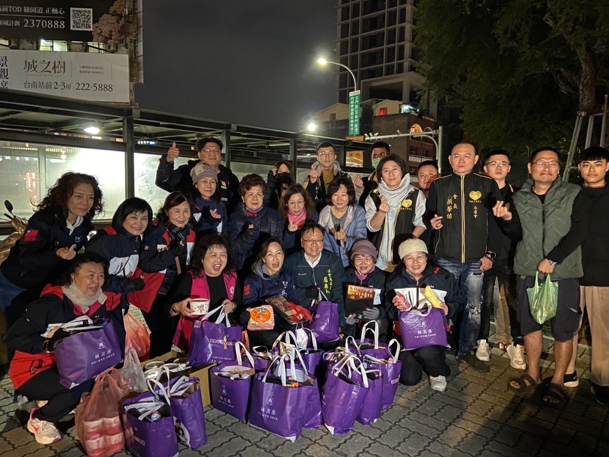 議員林美燕-寒夜愛心送暖慰問街友60人