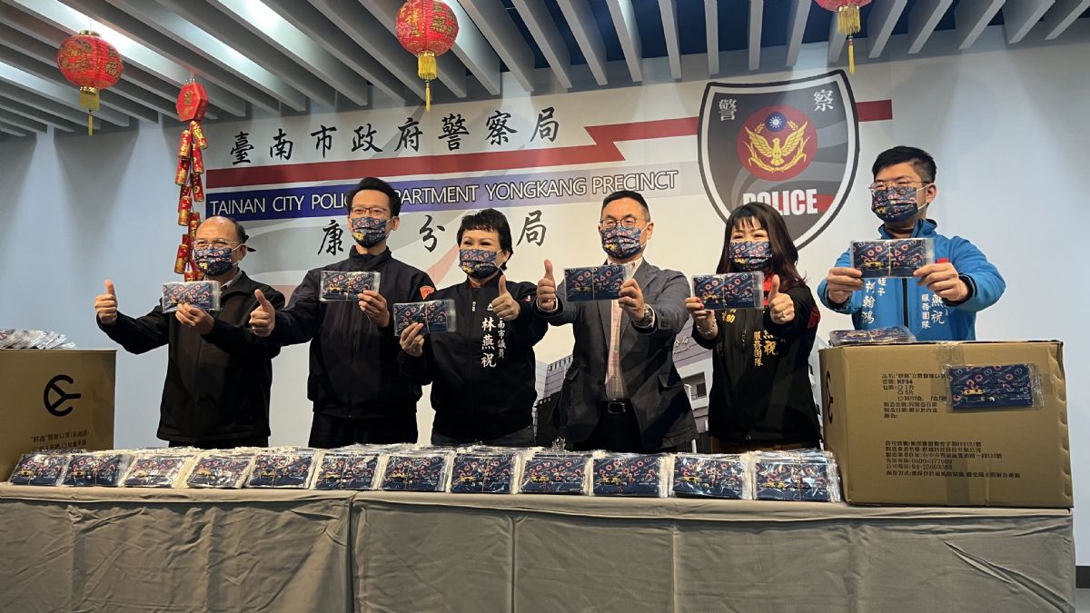 議員林燕祝-感謝員警，贈「TIGER POWER虎力全開，護你好運」新年限定款口罩