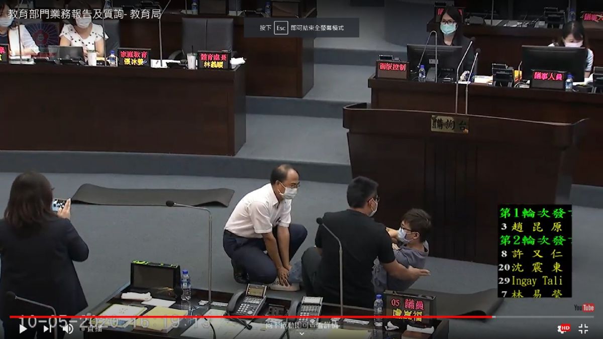 議員李宗翰-仰臥起坐過快恐傷學子，南市官員於議場上示範動作