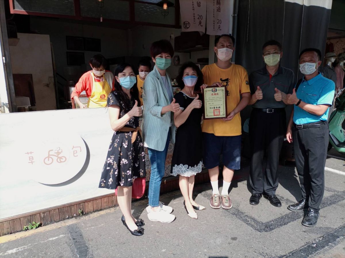 議員陳怡珍-關懷弱勢學童 立委陳亭妃市議員陳怡珍媒合愛心待用餐業者草包生煎讓學童享用熱騰騰的煎包