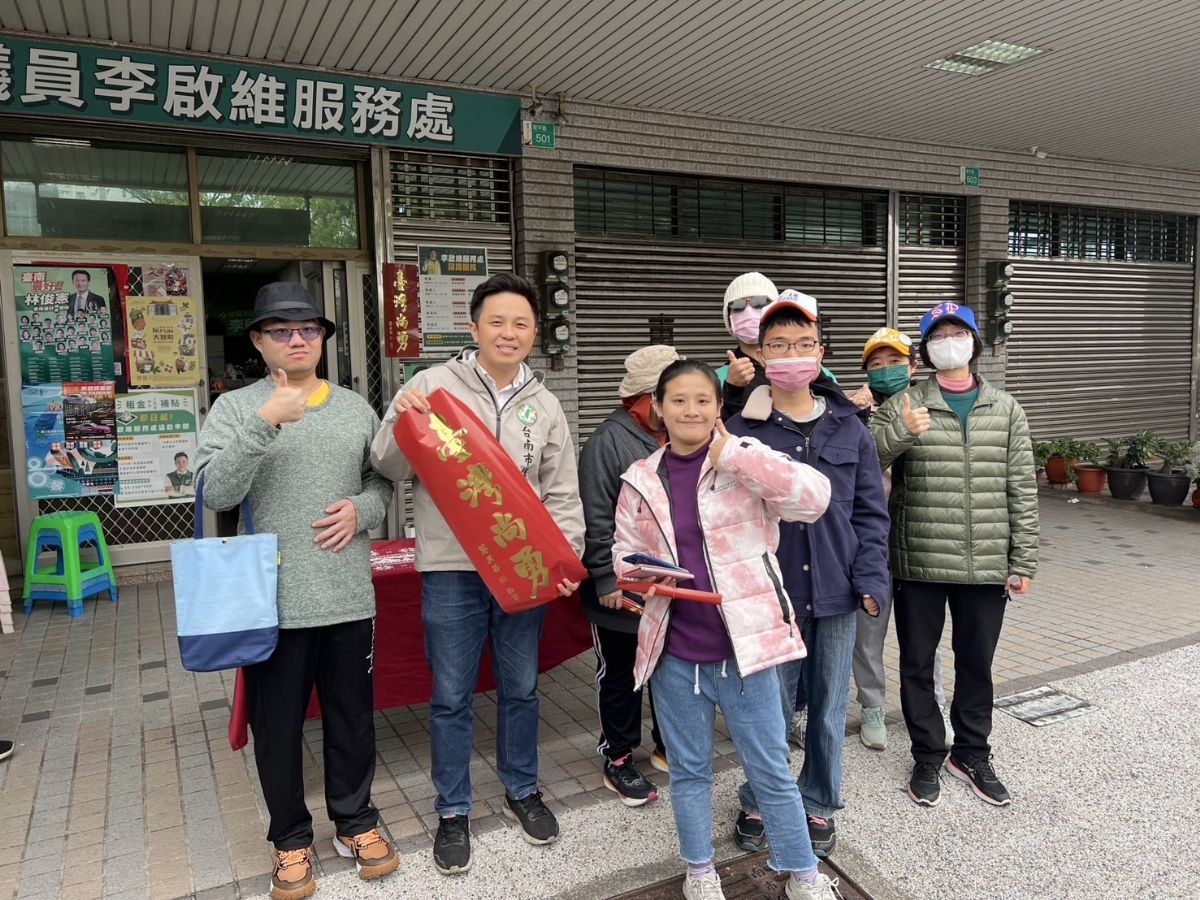 議員李啟維-親自發放台灣尚勇春聯