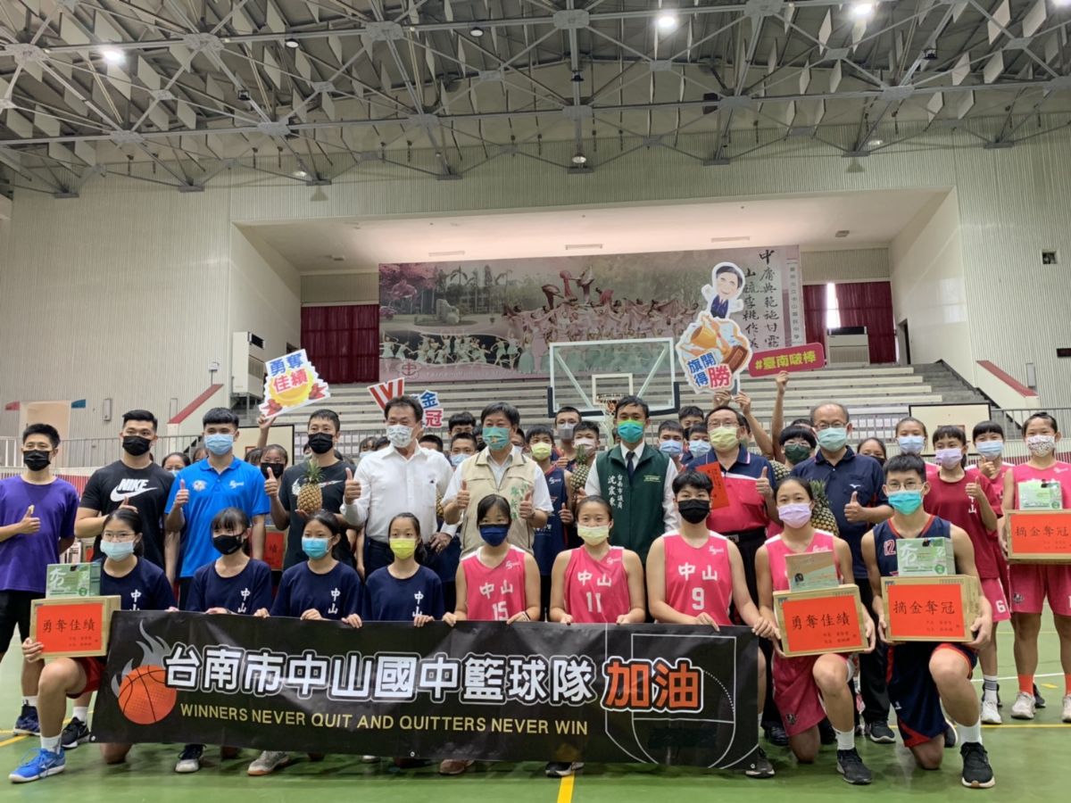 議員沈震東-為中山國中籃球隊加油打氣，送上鳳梨祝福球賽好運旺旺來