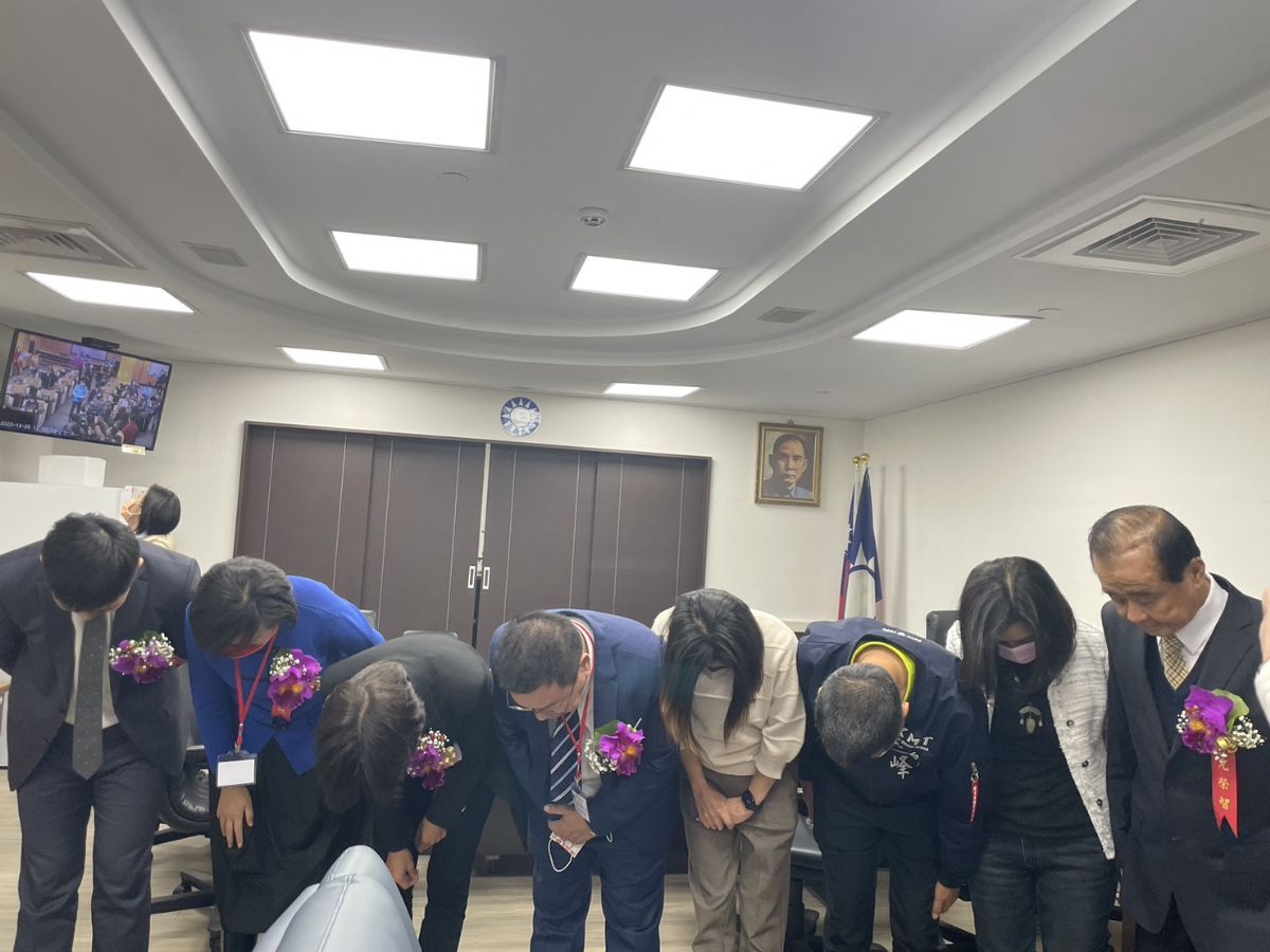 國民黨團-台南藍軍三議員跑票，黨團跟選民致歉，已請中央開鍘