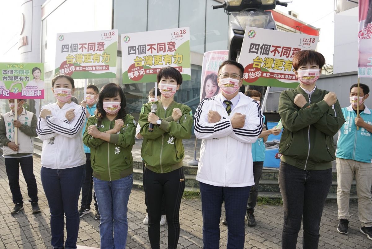 議員陳怡珍-公投倒數最後衝刺 陳亭妃與議員們路口催票