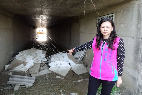 議員林燕祝-建校土方作業疏失，淤泥淹塞農民渠道 市政建設更要注意是否影響周遭環境 