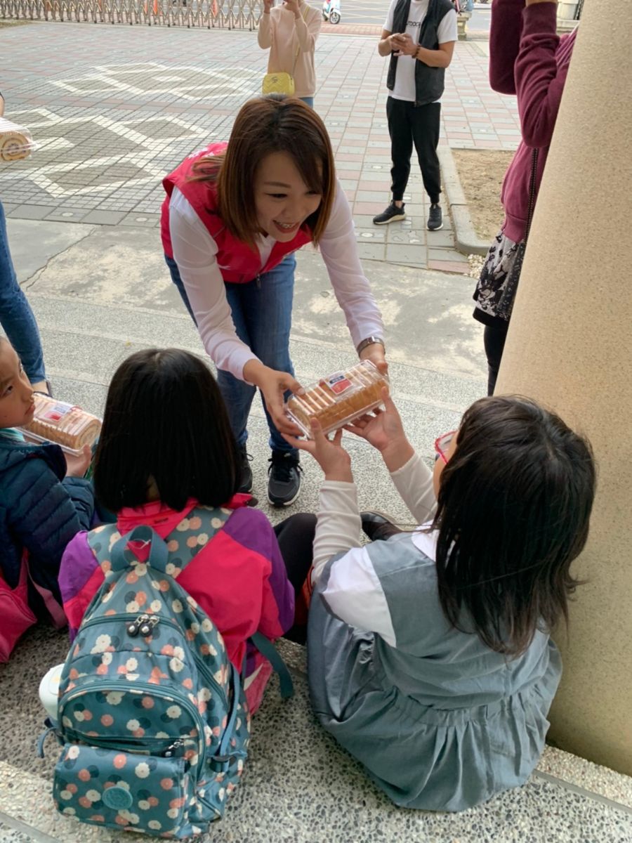 議員蔡筱薇-媒合康黃金慈善愛心協會 聖誕節愛心送暖前進校園