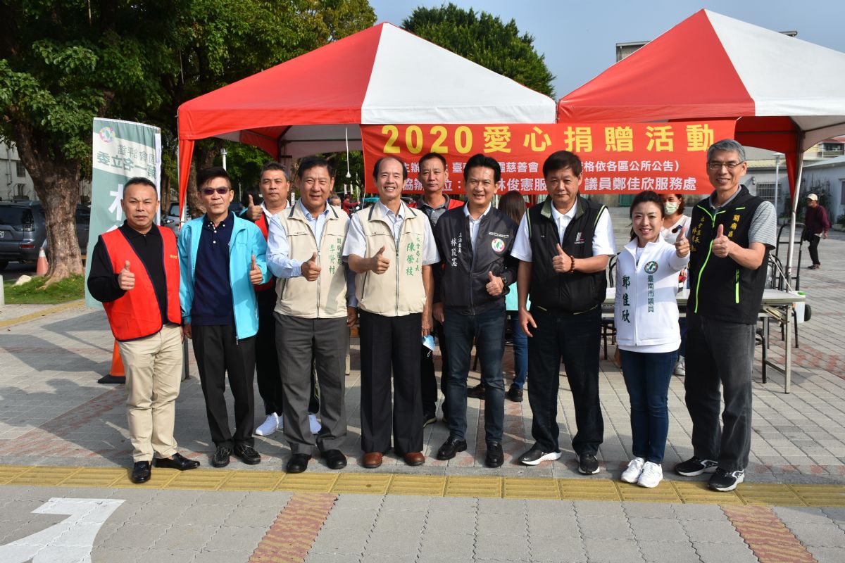 議員鄭佳欣-南市綠委議員籲做愛心 天靈慈善會發放低收2500份民生物資