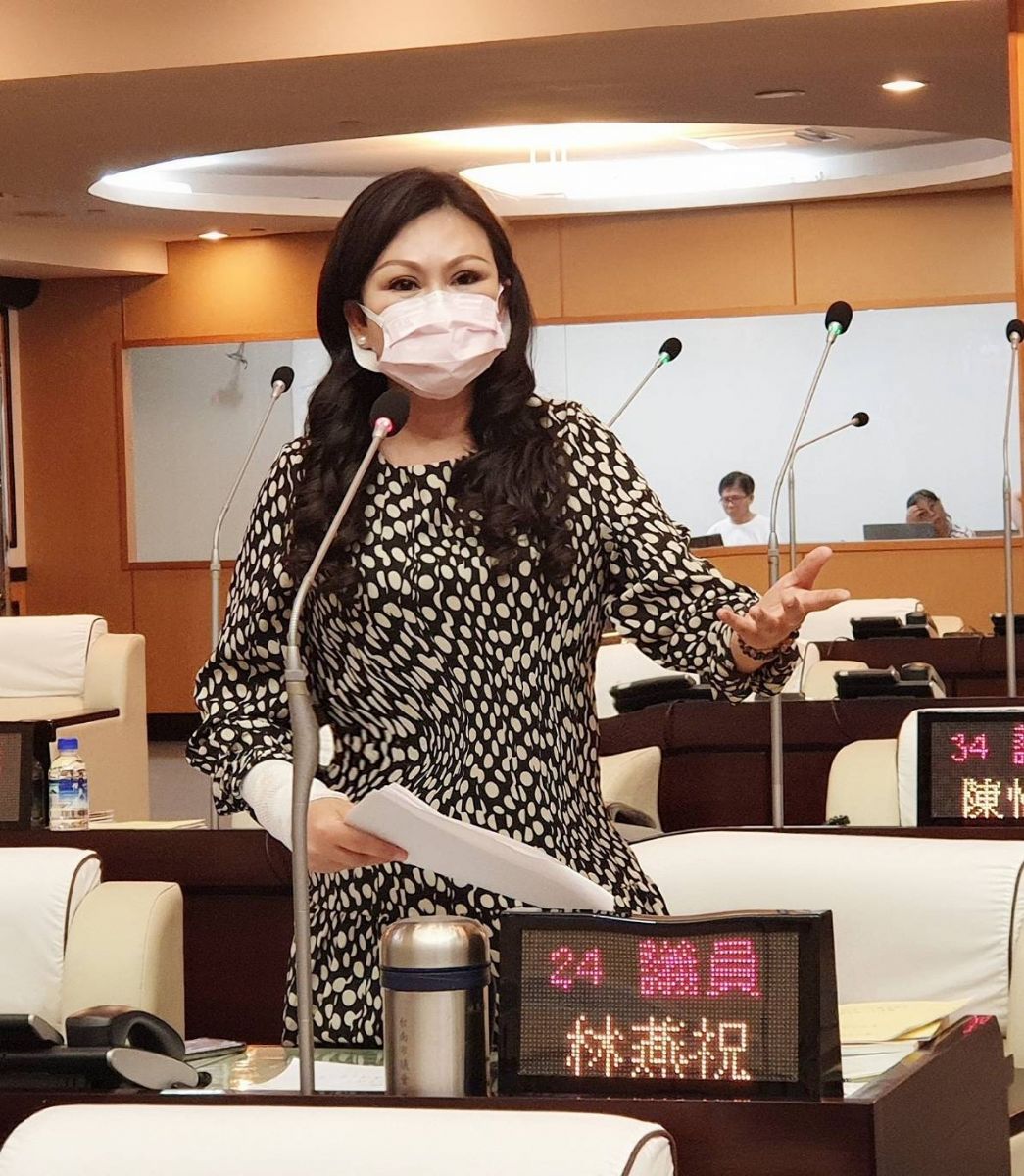 議員林燕祝-國慶焰火宣傳旗、白色且破爛，林燕祝形容像在招魂