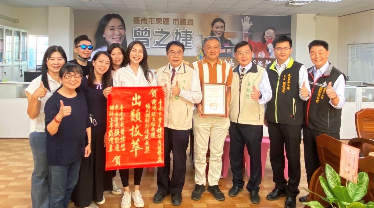 議員曾之婕-服務處主任謝鴻斌獲行政院長獎  黃偉哲市長頒獎表彰
