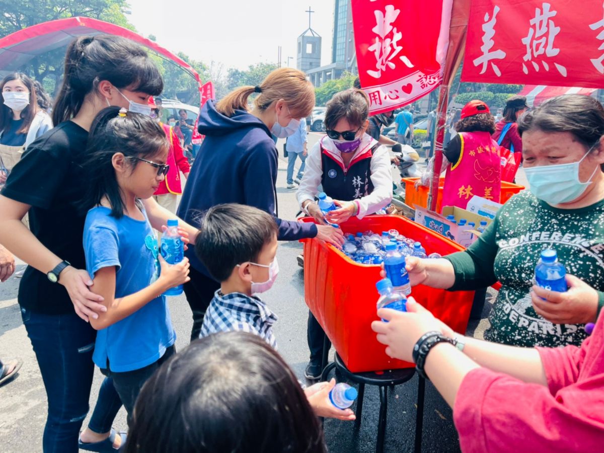 議員林美燕-清明送水服務滿20年 每年贈萬瓶供民眾解渴