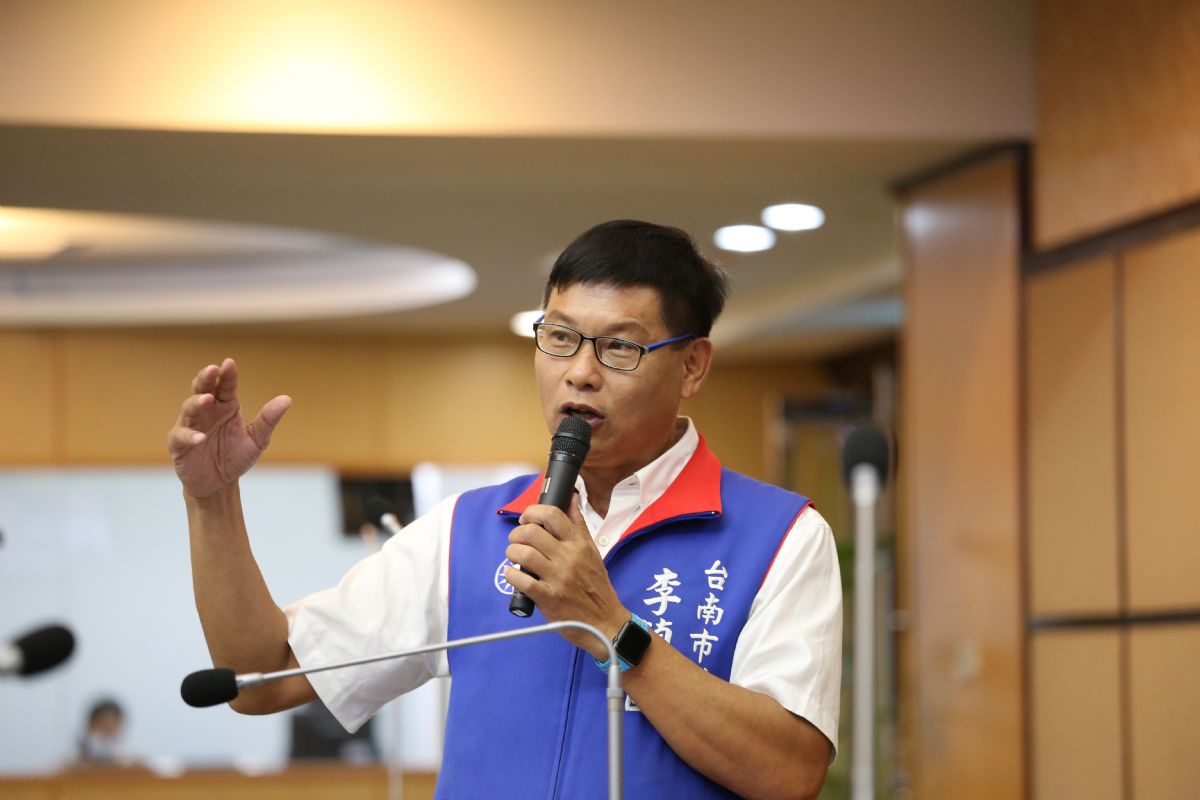 議員李鎮國質詢- 台南已成科技大城，重劃區都還二四線道，詢問官員哪條馬路可設公車專用道？官員靜默      