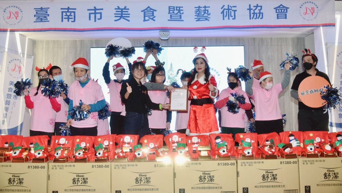 議員曾培雅-臺南市美食暨藝術協會 花花世界油畫展長榮酒店展出-歲末公益同歡捐贈活動