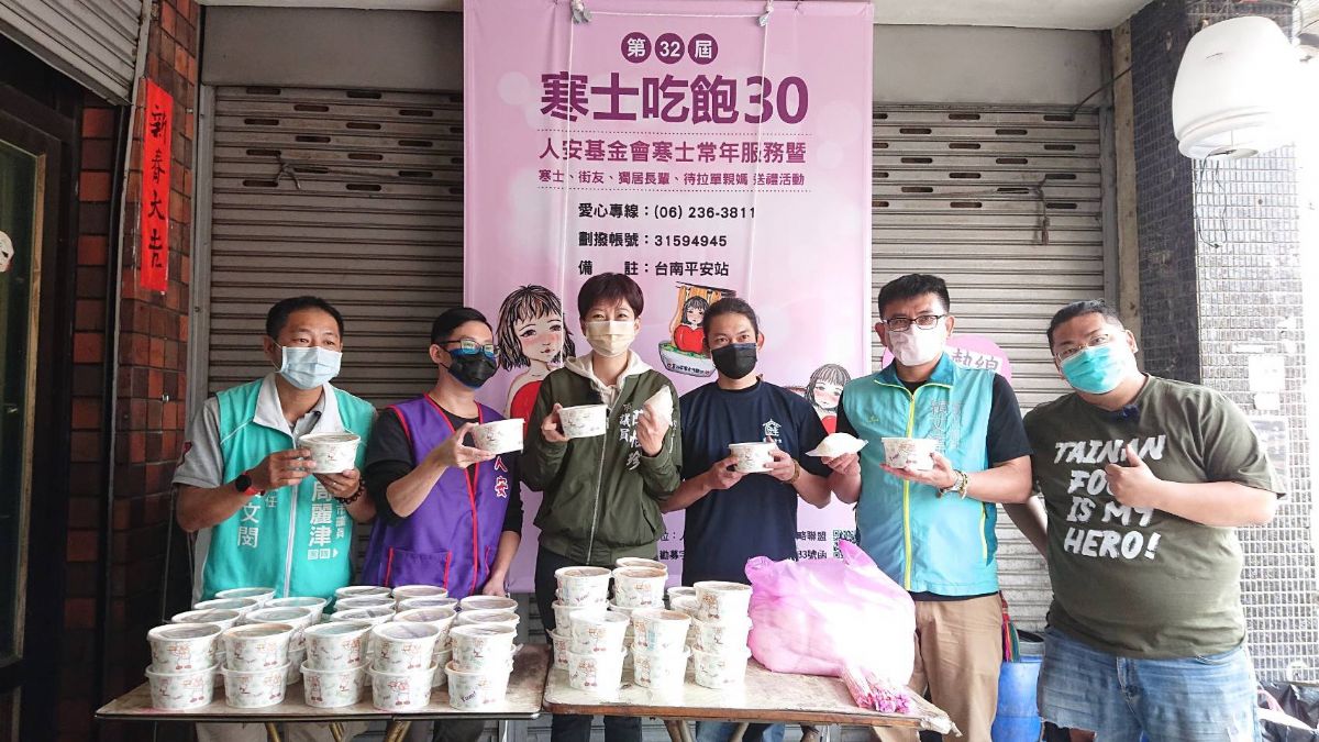 議員陳怡珍-陳怡珍、穎艾達利、周麗津結合鮮來碗海鮮粥及知名部落客送暖給街友