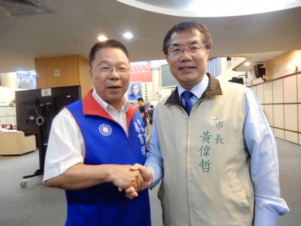 蔡育輝議員---蔡育輝希望挑戰第一選區立委成功 黃偉哲祝福會懷念 兩人合影留念