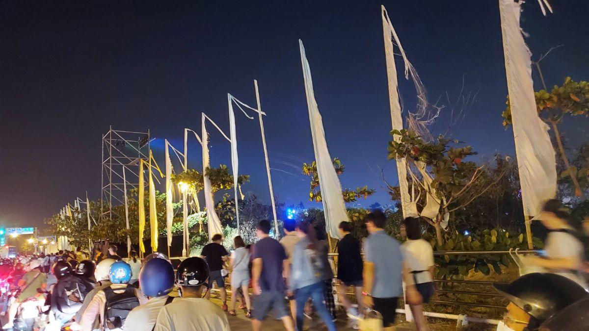 國慶焰火宣傳旗、白色且破爛,林燕祝形容像在招魂