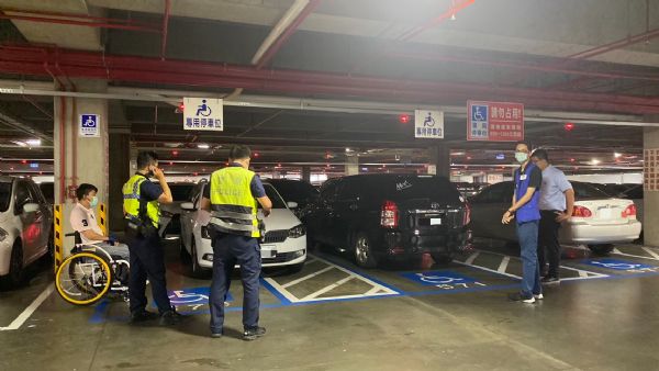 議員李啓維-無障礙停車位白色斜線區不能停車