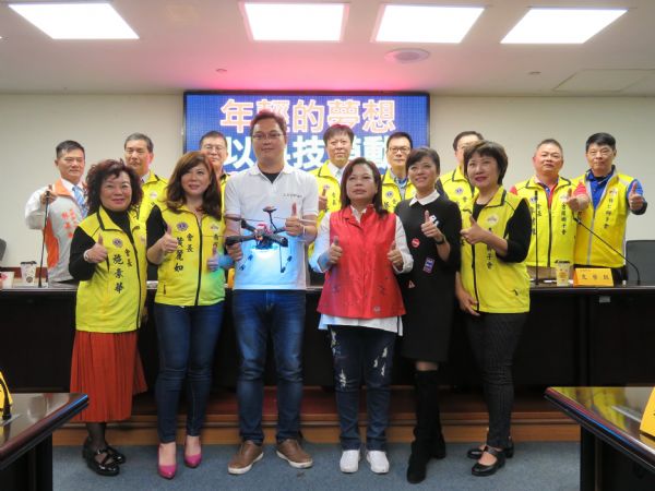 曾培雅議員---國內第一場無人機群，在曾培雅及獅子會大力支持下，以科技行銷台南