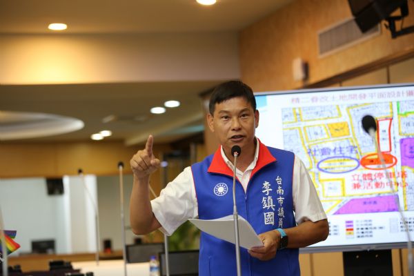 議員李鎮國質詢-重批國防部，無視大灣交流道交通打結，將眷村地做遊覽車停車場