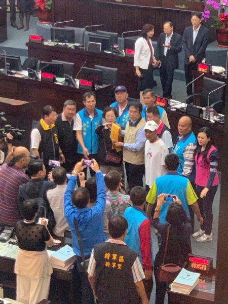 國民黨團-台南沿海500多名養殖漁民反種光電齊聚市政府前大規模抗議