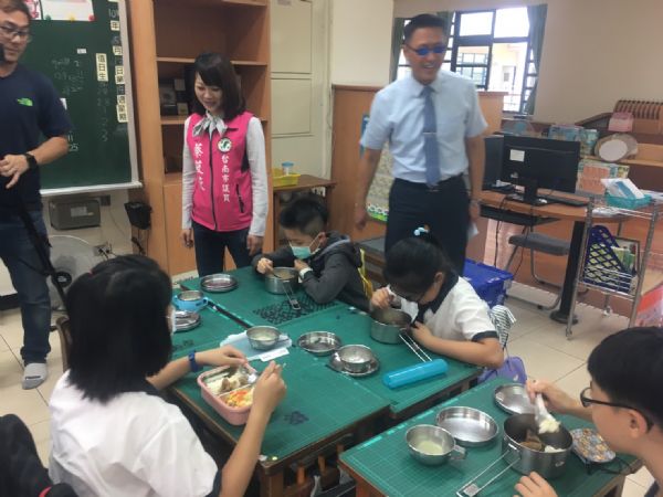 蔡筱薇議員-為孩童爭取權益 學校視察營養午餐現況