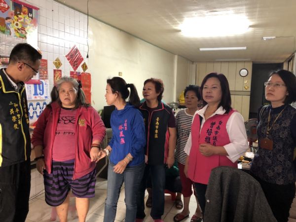 林美燕、曾培雅議員---七旬老母親扶養兩智能障礙女遭無情火議員里長雪中送炭